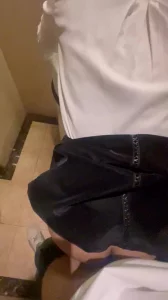 在ktv 包厢，把服务员强上了