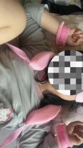 黑丝伪娘吃鸡3P撅着屁屁被无套内射被眼镜小哥哥又口又撸射了自己一肚皮